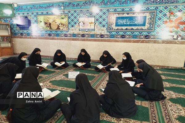 برگزاری محفل انس با قرآن‌کریم در دبیرستان توحید شهرستان رباط‌کریم