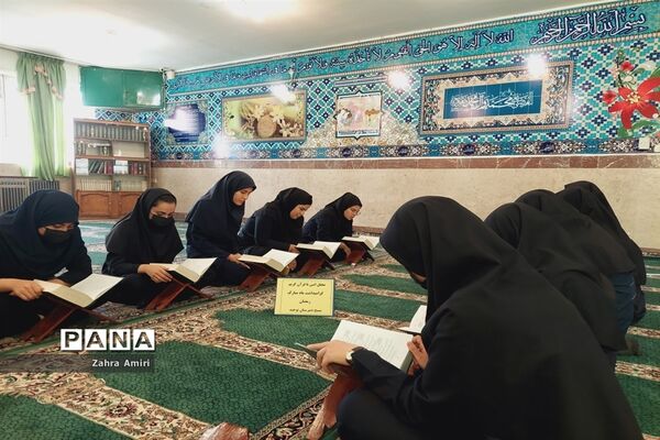 برگزاری محفل انس با قرآن‌کریم در دبیرستان توحید شهرستان رباط‌کریم