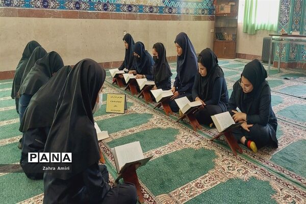 برگزاری محفل انس با قرآن‌کریم در دبیرستان توحید شهرستان رباط‌کریم