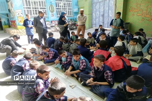 برپایی نمایشگاه دستاورد پسران هنرمند دبستان سیدالشهدا(ع) ناحیه یک یزد