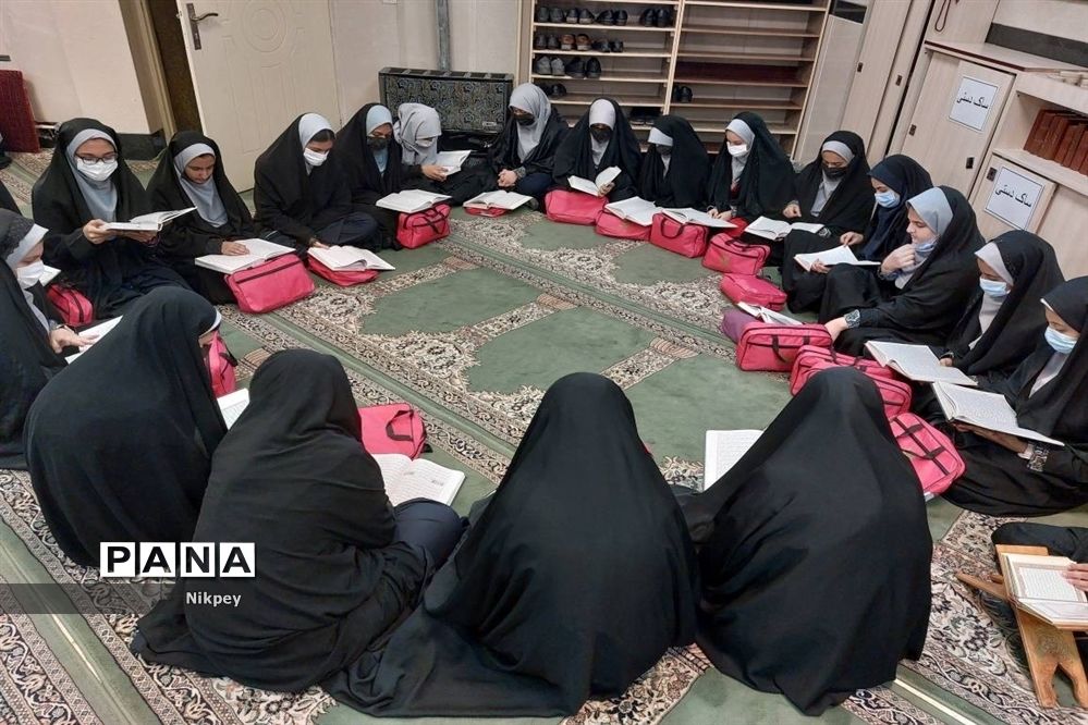 شرکت دانش‌آموزان منطقه ۱۳ در محفل انس با قرآن مسجد بقیة الله