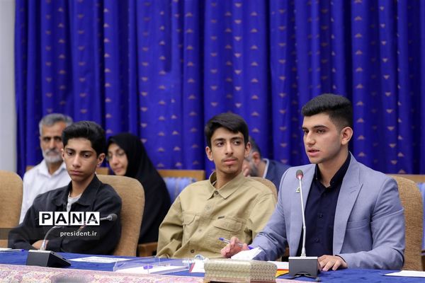 نشست رمضانی رئیس جمهوری با جمعی از نوجوانان