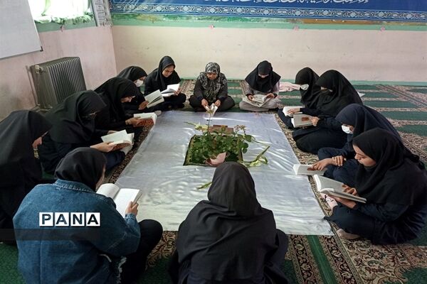 محفل انس با قرآن کریم‌  در دبیرستان الزهرا شهرستان نظرآباد