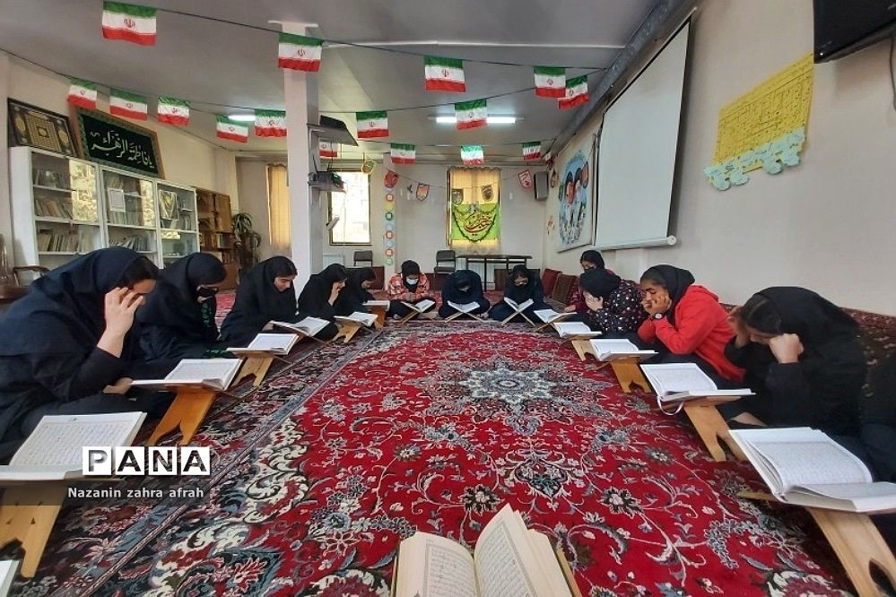 محفل انس با قرآن در مدارس متوسطه دخترانه رودهن در ماه رمضان