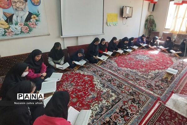 محفل انس با قرآن در مدارس متوسطه دخترانه رودهن در ماه رمضان