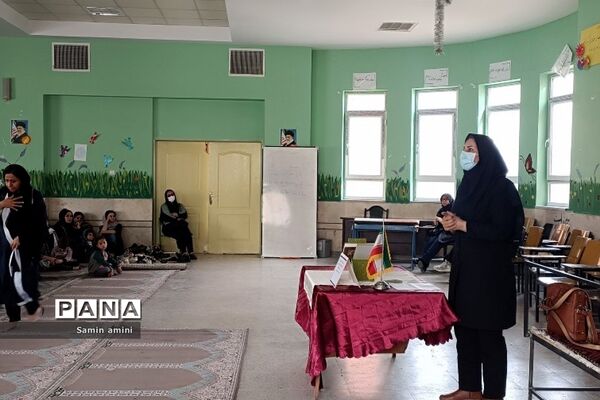 جلسه آموزش خانواده پیرامون هوش هیجانی در دبستان‌حضرت زینب(س) رودهن
