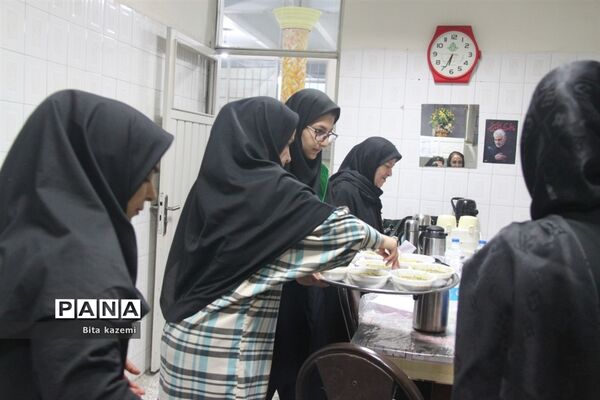 مراسم افطاری ‌در مدرسه ابراهیم ناحیه یک شهرری