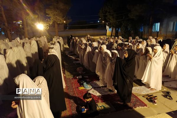 ضیافت افطاری دانش‌آموزان روزه اولی مدرسه حضرت زینب(س) شهرستان خاتم