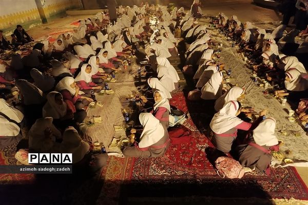 ضیافت افطاری دانش‌آموزان روزه اولی مدرسه حضرت زینب(س) شهرستان خاتم
