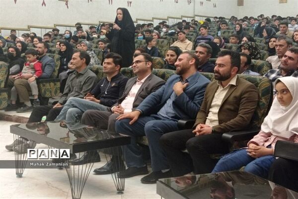 تقدیر از دانش‌آموزان برتر مدرسه شهید مجید پازوکی