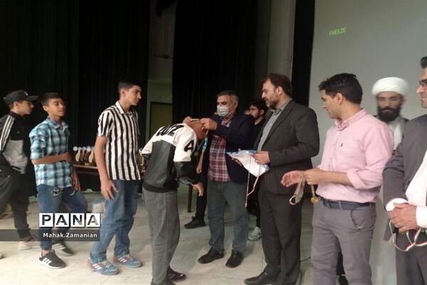 تقدیر از دانش‌آموزان برتر مدرسه شهید مجید پازوکی