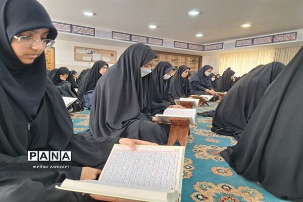 محفل انس با قرآن کریم با حضور برگزیدگان قرآنی دختر مدارس متوسطه ناحیه ۵