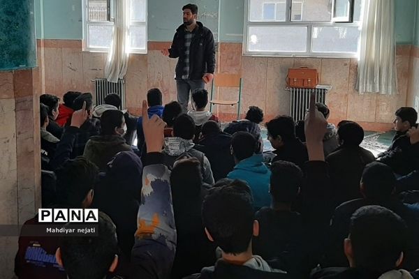 کارگاه آموزشی مهارت‌های زندگی ویژه دانش‌‌آموزان در دبیرستان دارالفنون رودهن