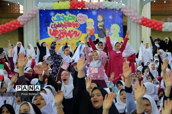 اجتماع بزرگ ۱۰ هزار دانش‌آموز دختر روزه اولی  در تبریز-۱