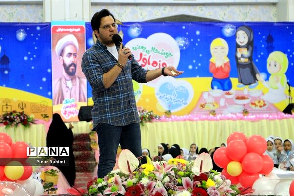 اجتماع بزرگ ۱۰ هزار دانش‌آموز دختر روزه اولی  در تبریز-۱