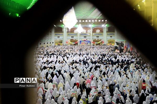 اجتماع بزرگ ۱۰ هزار دانش‌آموز دختر روزه اولی  در تبریز-۱