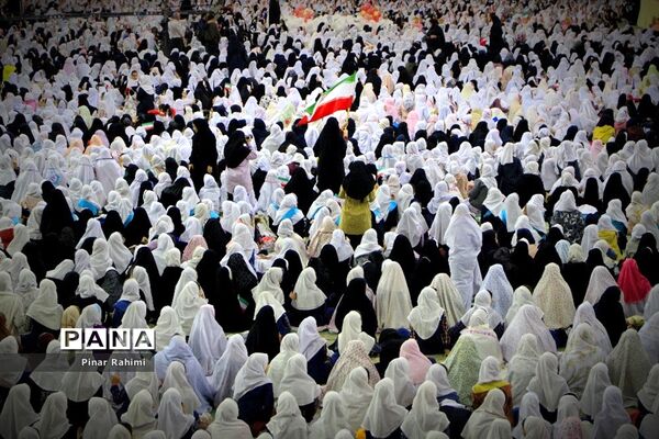 اجتماع بزرگ ۱۰ هزار دانش‌آموز دختر روزه اولی  در تبریز-۱