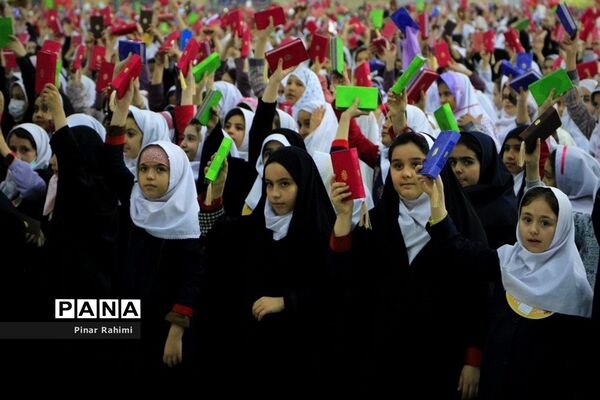 اجتماع بزرگ ۱۰ هزار دانش‌آموز دختر روزه اولی  در تبریز-۱