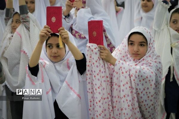 اجتماع بزرگ ۱۰ هزار دانش‌آموز دختر روزه اولی  در تبریز-۱