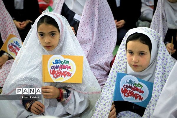 اجتماع بزرگ ۱۰ هزار دانش‌آموز دختر روزه اولی  در تبریز-۱