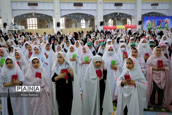 اجتماع بزرگ ۱۰ هزار دانش‌آموز دختر روزه اولی  در تبریز-۱