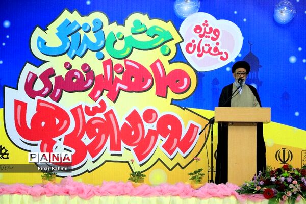اجتماع بزرگ ۱۰ هزار دانش‌آموز دختر روزه اولی  در تبریز-۱