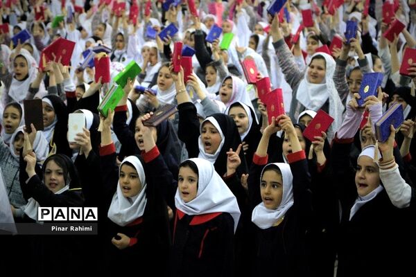 اجتماع بزرگ ۱۰ هزار دانش‌آموز دختر روزه اولی  در تبریز-۱