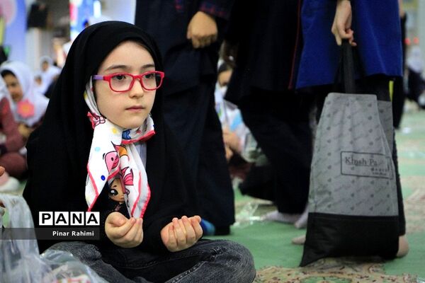 اجتماع بزرگ ۱۰ هزار دانش‌آموز دختر روزه اولی  در تبریز-۱