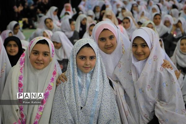 اجتماع بزرگ ۱۰ هزار دانش‌آموز دختر روزه اولی  در تبریز-۱