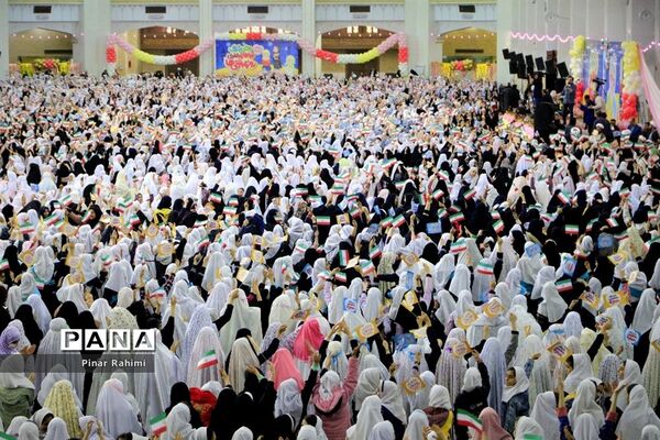 اجتماع بزرگ ۱۰ هزار دانش‌آموز دختر روزه اولی  در تبریز-۱