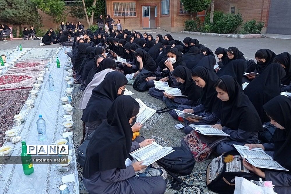 برگزاری افطاری دانش‌آموزی دبیرستان آیت‌الله ‌خامنه‌ای در بهارستان 2