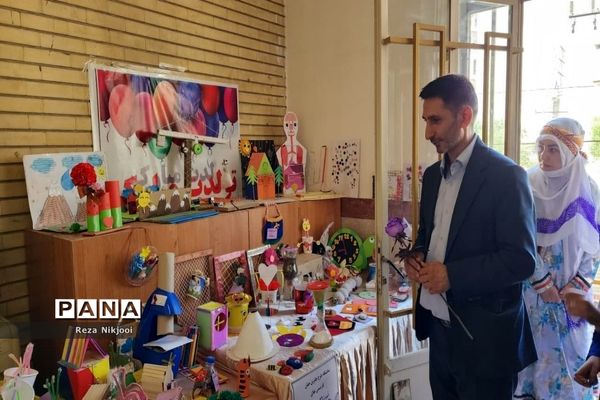 بازدید مسئولان از نمایشگاه طرح جابربن‌حیان ناحیه یک بهارستان