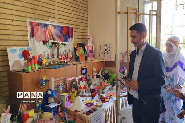 بازدید مسئولان از نمایشگاه طرح جابربن‌حیان ناحیه یک بهارستان