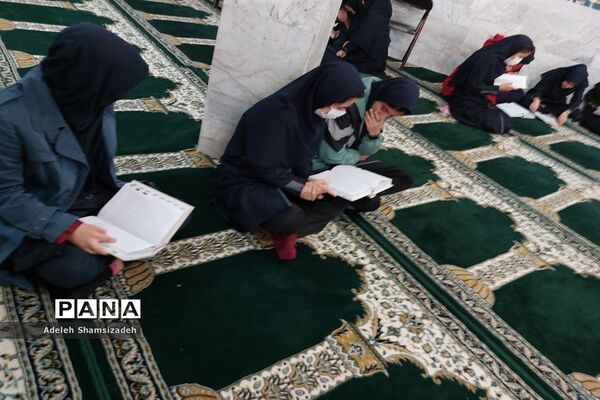 محفل انس با قرآن در دبیرستان شاهد تقوا پیشگان