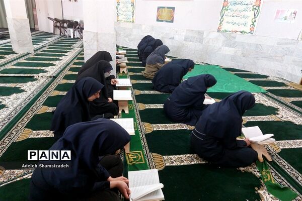 محفل انس با قرآن در دبیرستان شاهد تقوا پیشگان