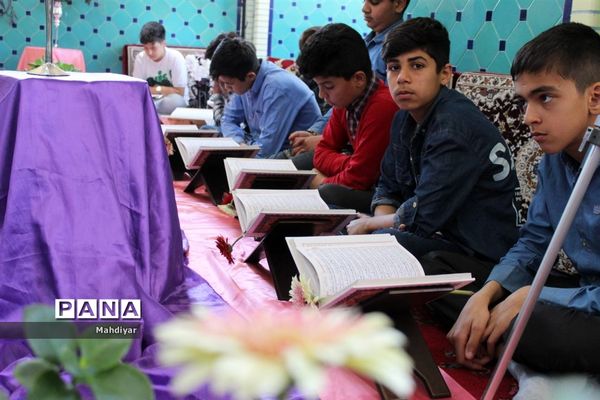 محفل انس با قرآن در امام‌زاده علی(ع) روستای جعفرآباد بخش جوادآباد