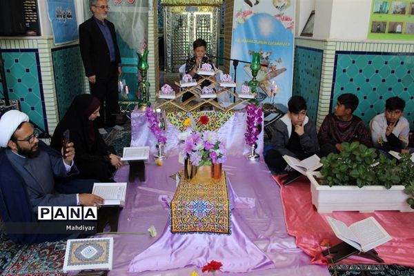 محفل انس با قرآن در امام‌زاده علی(ع) روستای جعفرآباد بخش جوادآباد