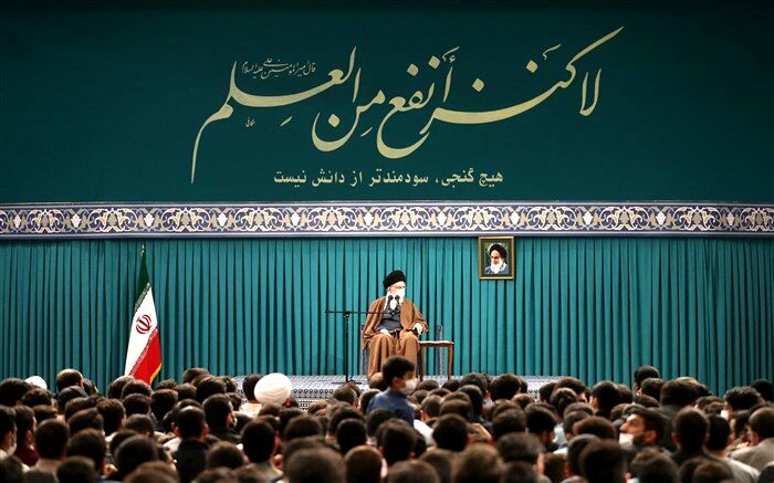راه روشن انقلاب را با جدیت دنبال کنید