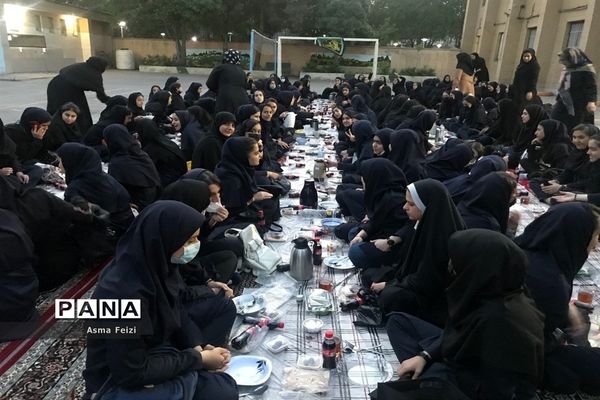 مراسم افطاری در دبیرستان شرف ناحیه 4 مشهد مقدس