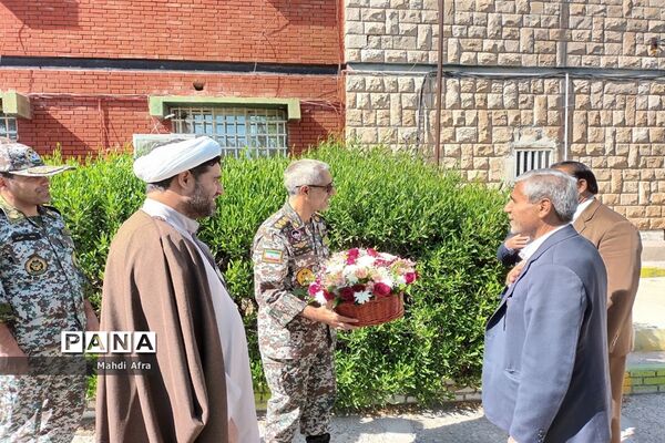 دیدار مسئولین آموزش و پرورش با فرمانده پدافند هوایی بهبهان بمناسبت روز ارتش