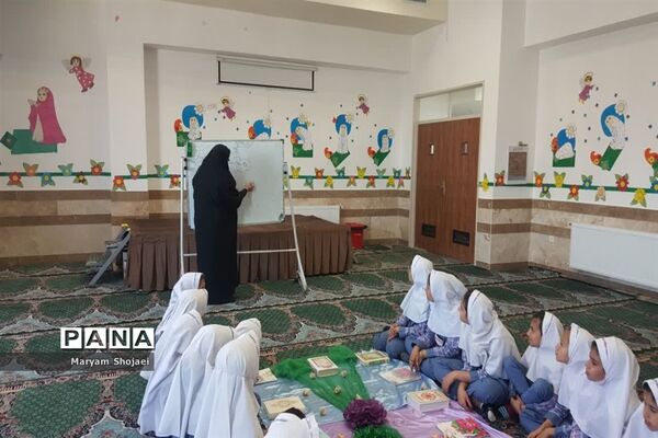 محفل انس با قرآن دبستان دخترانه اندیشه ناحیه یک یزد
