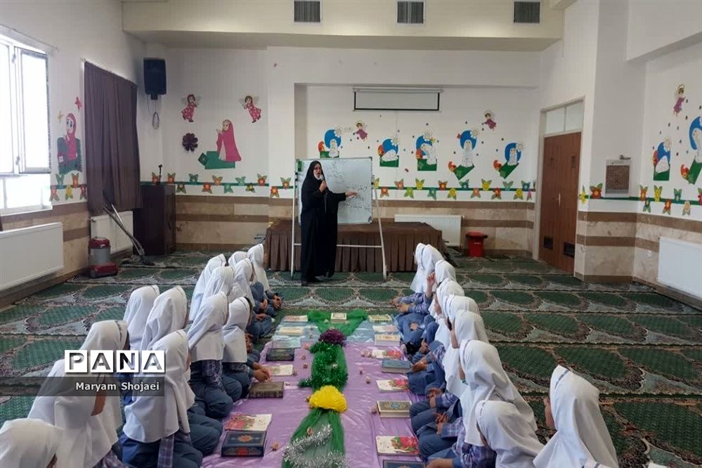 محفل انس با قرآن دبستان دخترانه اندیشه ناحیه یک یزد