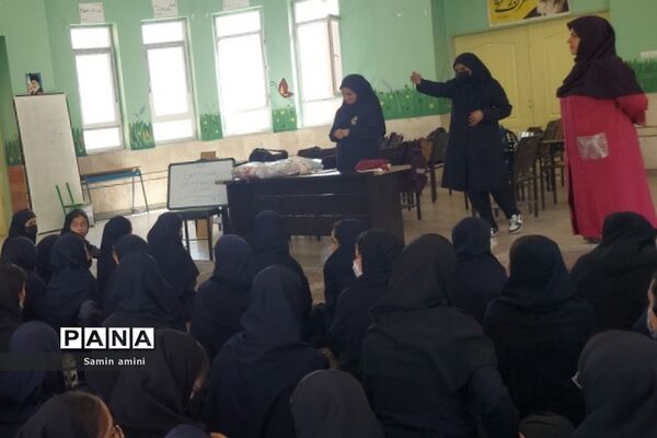 کارگاه آموزشی بهداشت و سلامت بلوغ ویژه دانش‌آموزان در مدرسه حضرت خدیجه(س) رودهن