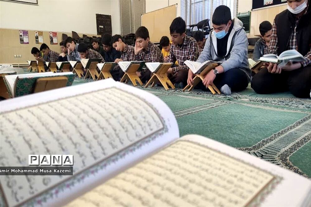 ضیافت افطاری و محفل انس با قرآن در دبیرستان شهید صادقی نایین