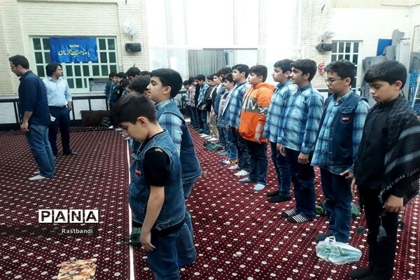 برپایی نماز جماعت و محفل انس با قرآن دانش‌آموزان در منطقه ۱۳