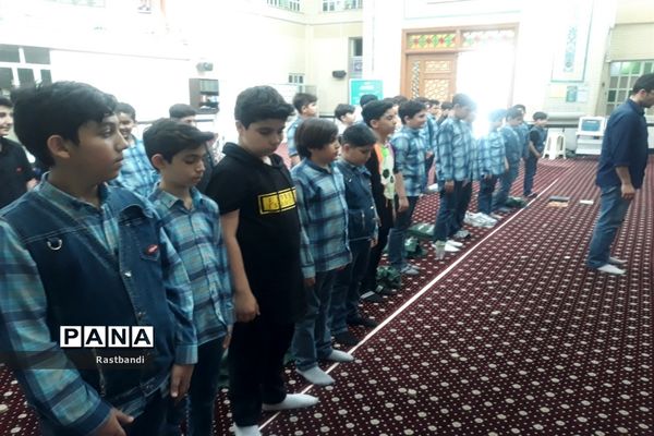 برپایی نماز جماعت و محفل انس با قرآن دانش‌آموزان در منطقه ۱۳