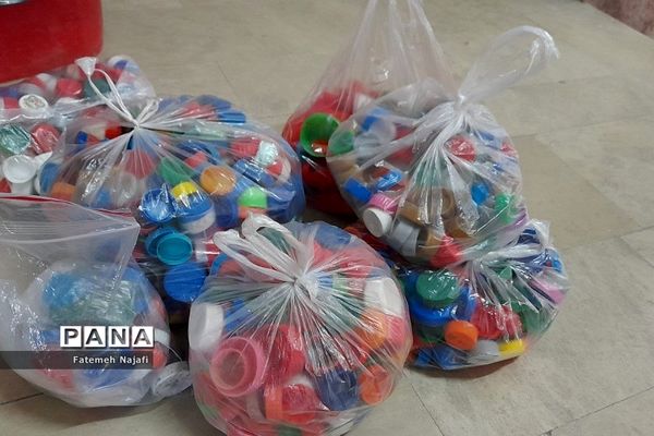 طرح جمع‌آوری درب بطری در دبستان شهید عابدین‌زاده بهارستان‌دو