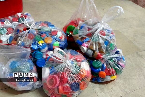 طرح جمع‌آوری درب بطری در دبستان شهید عابدین‌زاده بهارستان‌دو