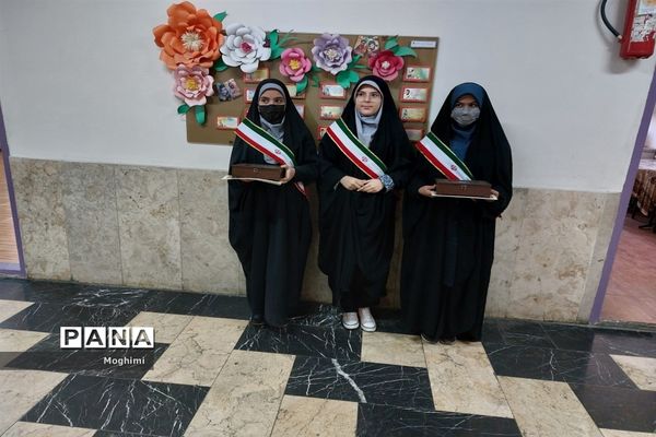 قدردانی از فرماندهان  کوی زینبیه توسط کادر آموزشگاهی دبیرستان شاهد حجاب منطقه ۱۳