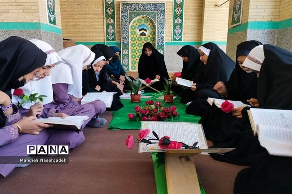 هدیه ای از جنس نور تقدیم به سردار دلها در محفل انس با قرآن دبستان حاج یدالله پسران یزد